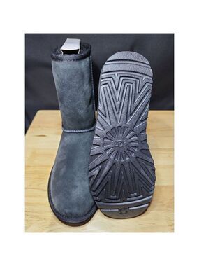 UGG Boot w classic short II size 6W